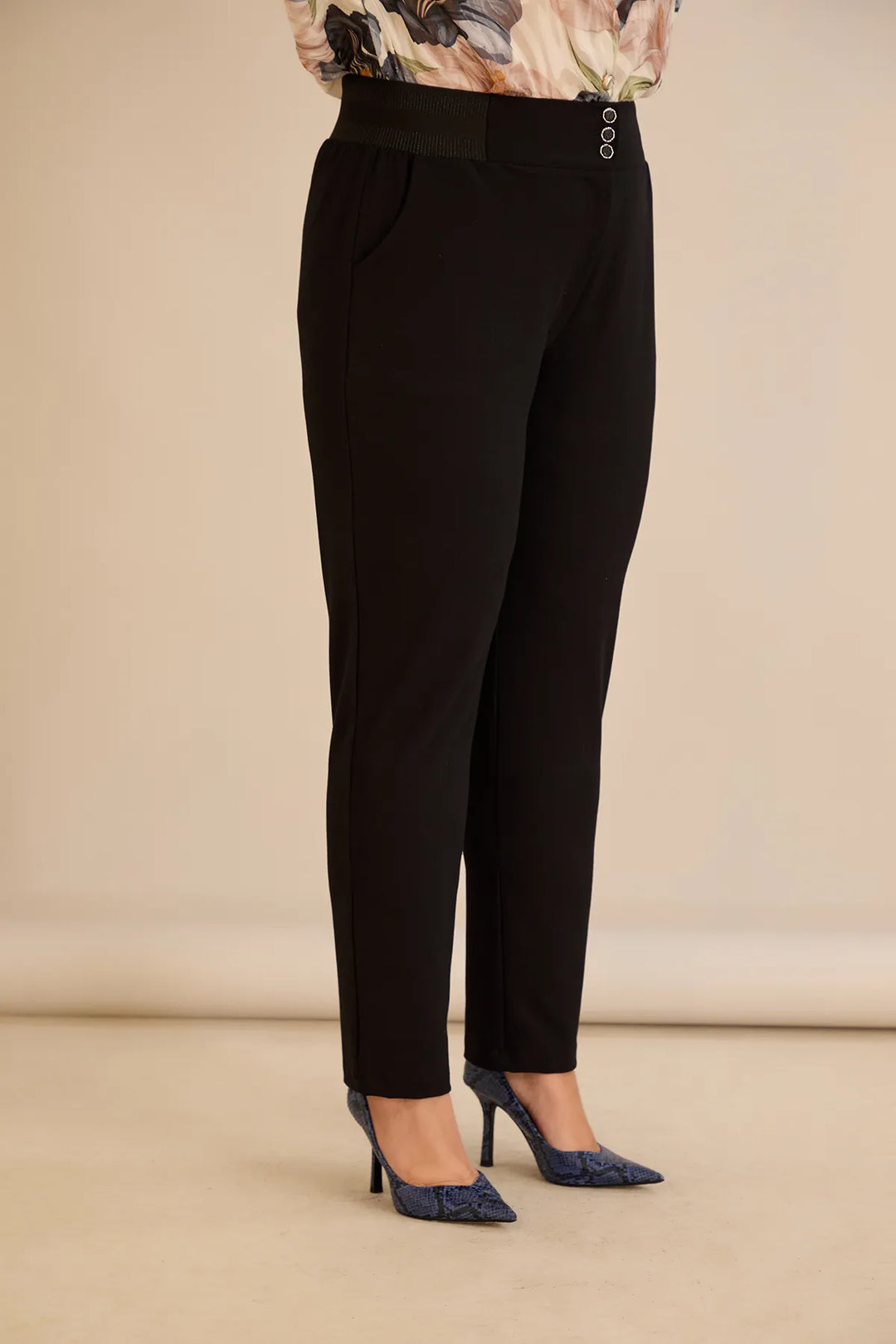 Pamučne hlače klasičnog kroja u crnoj boji