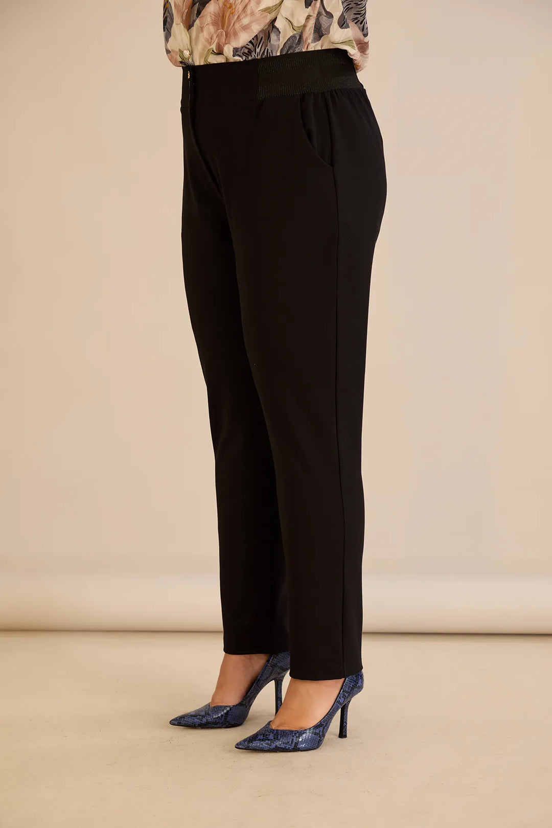 Pamučne hlače klasičnog kroja u crnoj boji