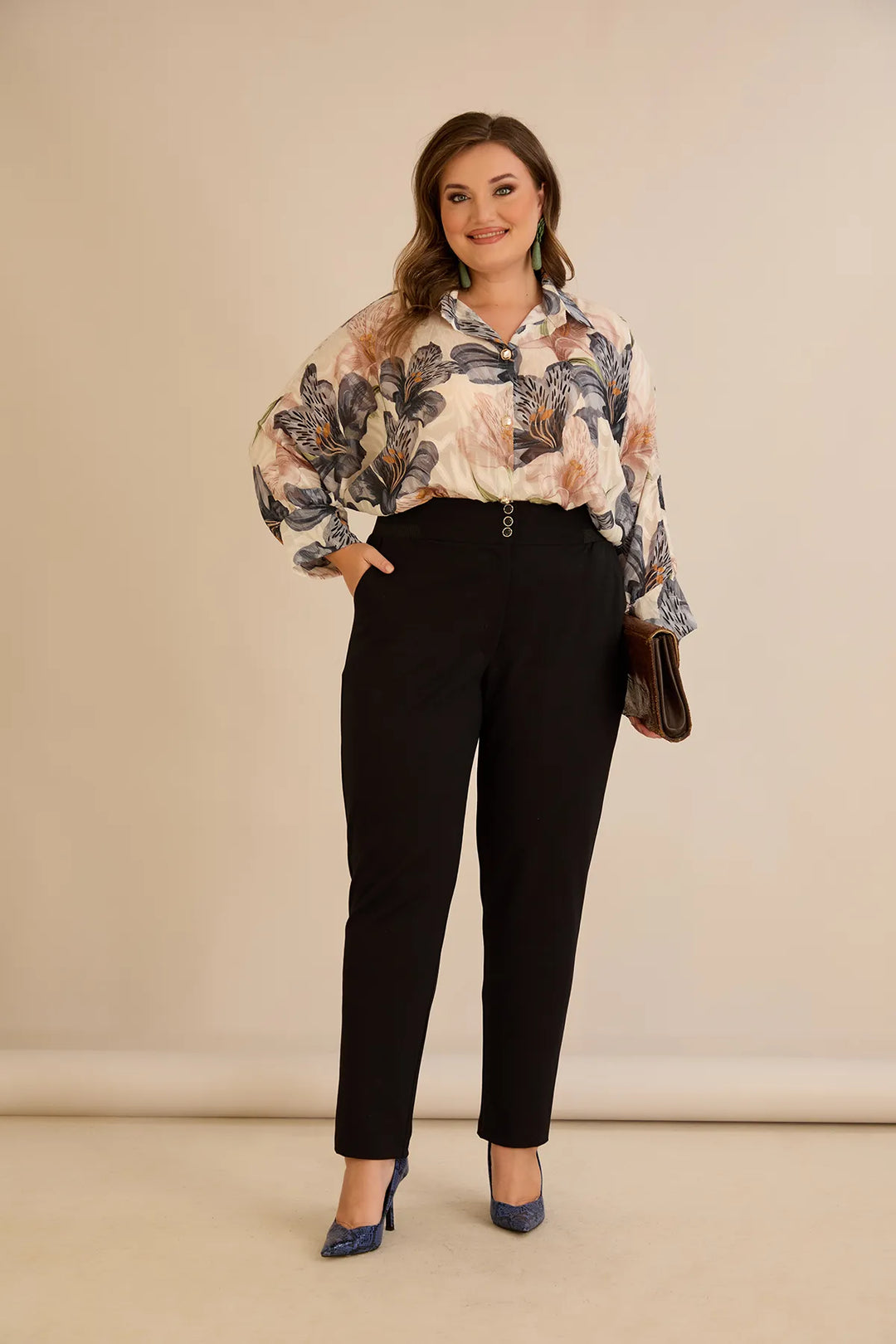 Pamučne hlače klasičnog kroja u crnoj boji