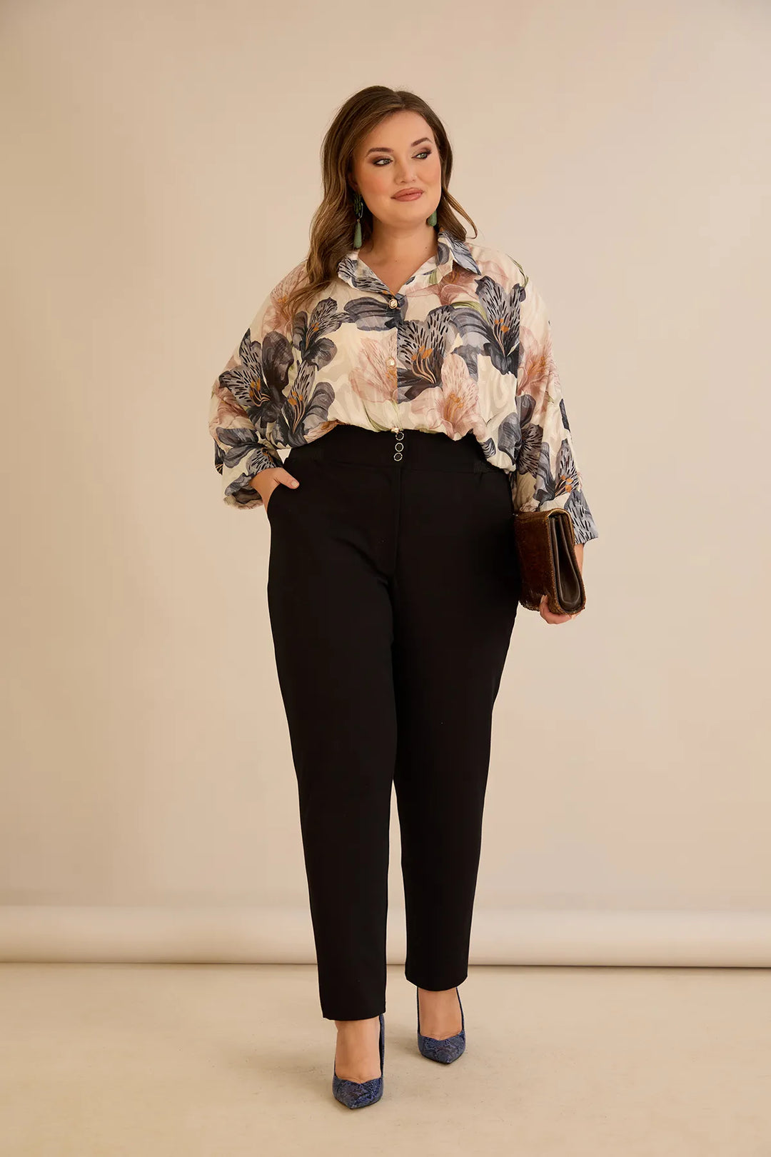 Pamučne hlače klasičnog kroja u crnoj boji