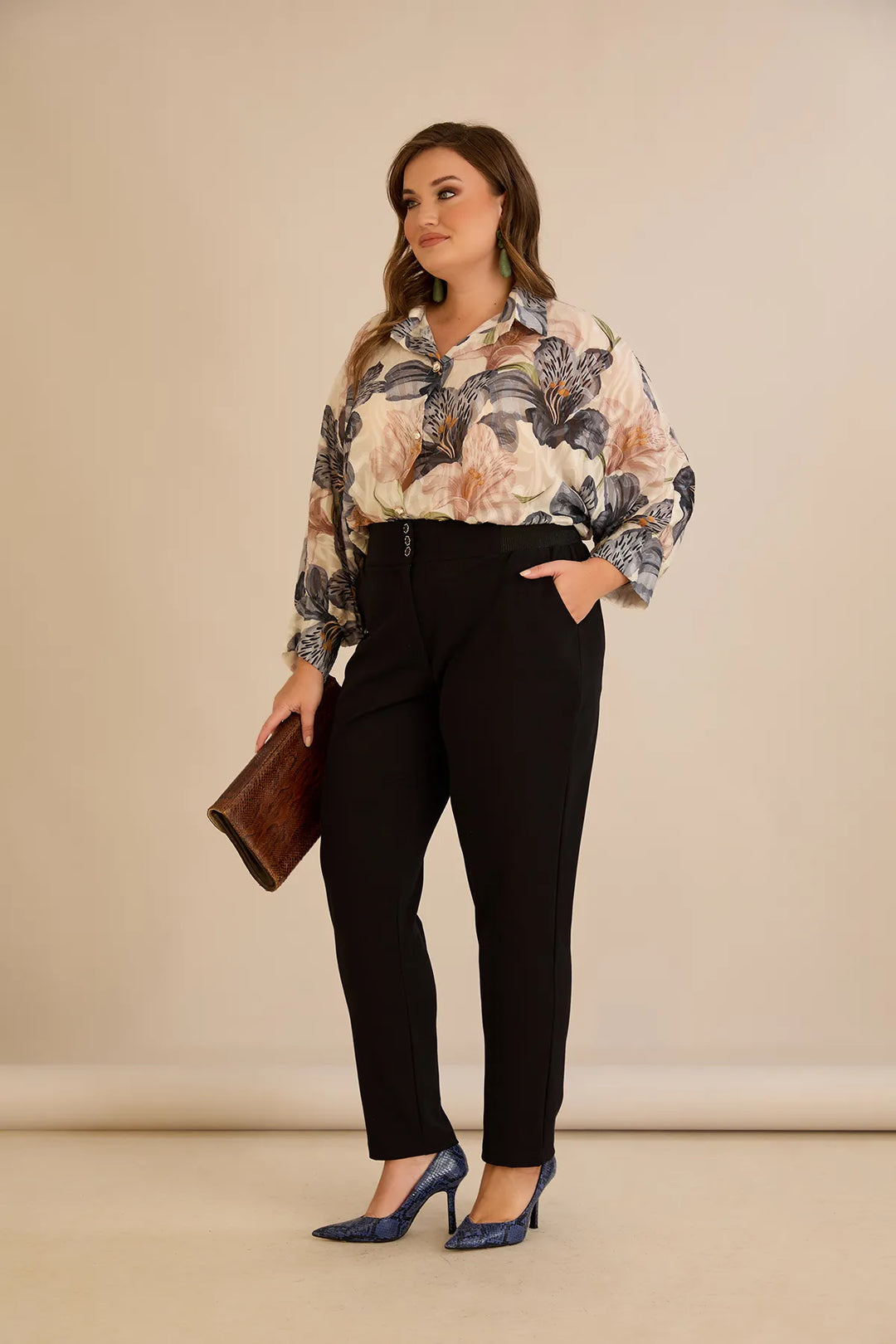 Pamučne hlače klasičnog kroja u crnoj boji