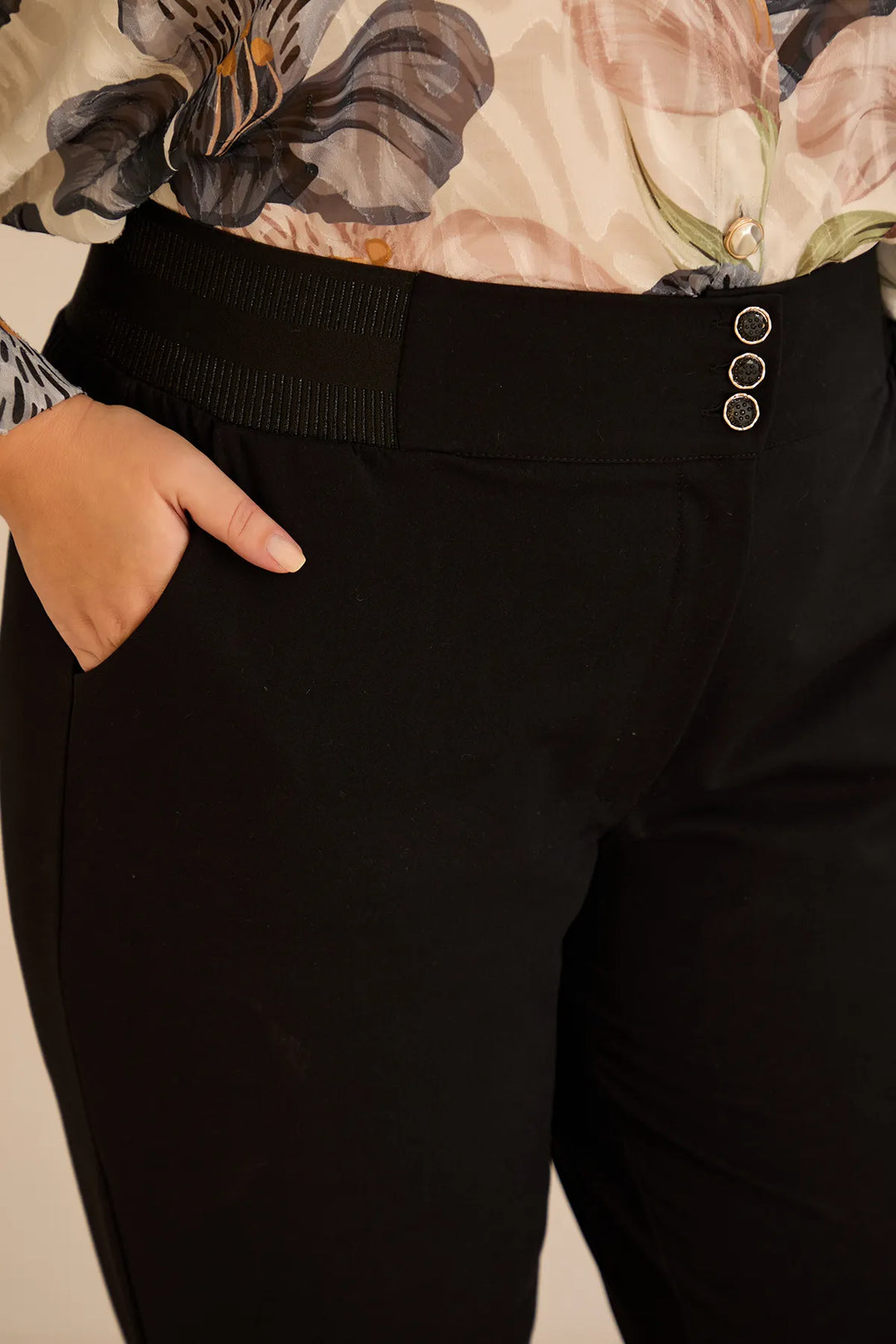 Pamučne hlače klasičnog kroja u crnoj boji