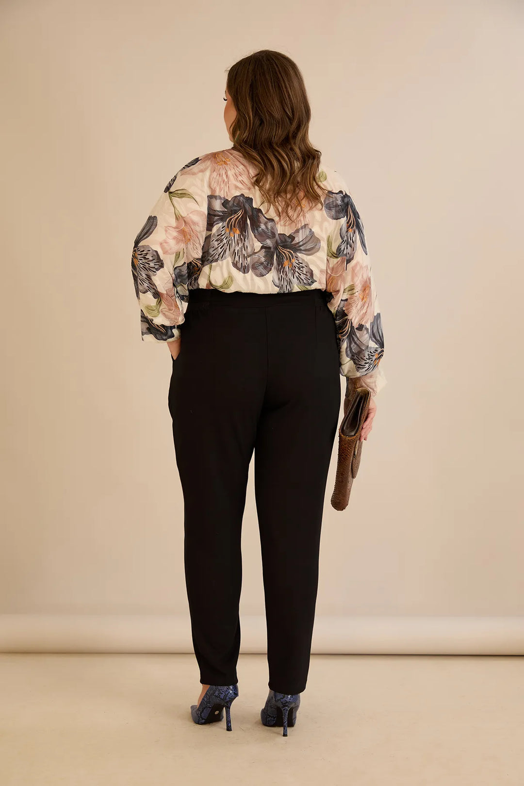 Elegantna košulja s cvjetnim printom u crnoj boji