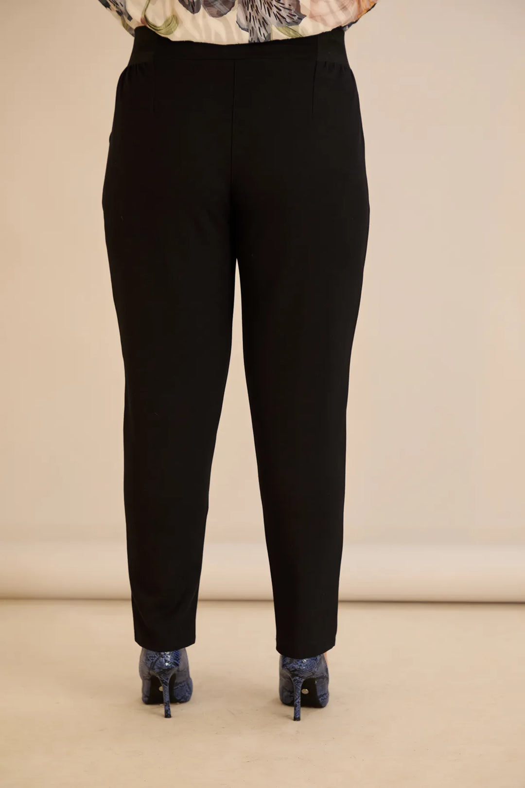Pamučne hlače klasičnog kroja u crnoj boji