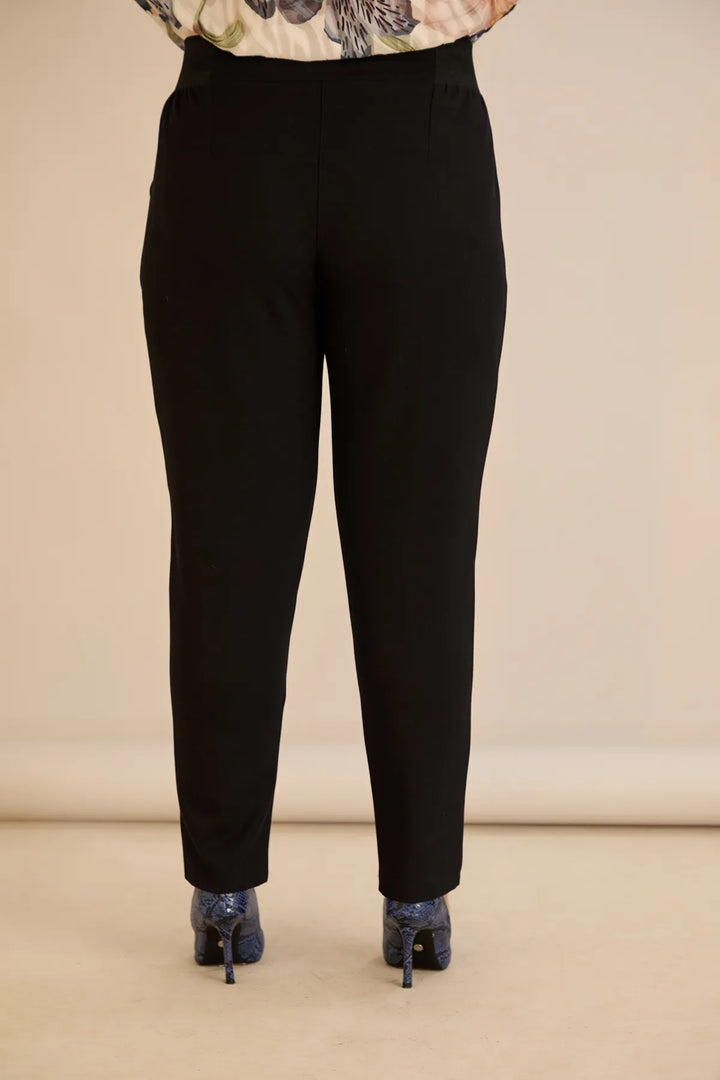 Pamučne hlače klasičnog kroja u crnoj boji