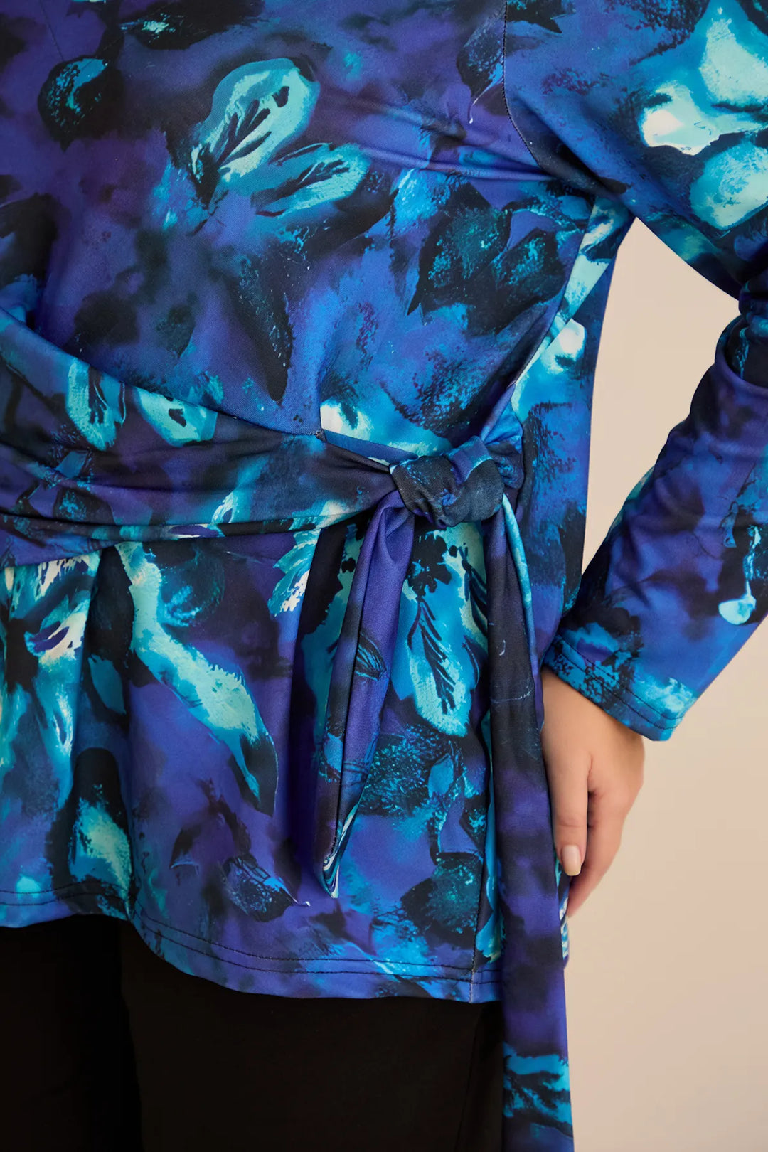 Bluza s vezicama u plavoj boji