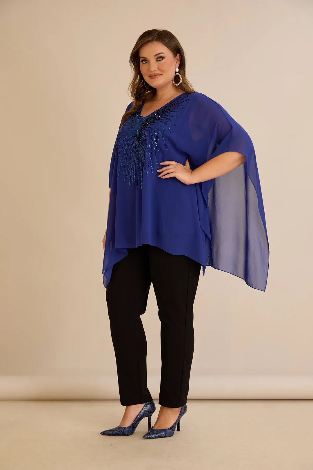 Svečana tunika s naglaskom od šljokica u ležernom kroju u plavoj boji