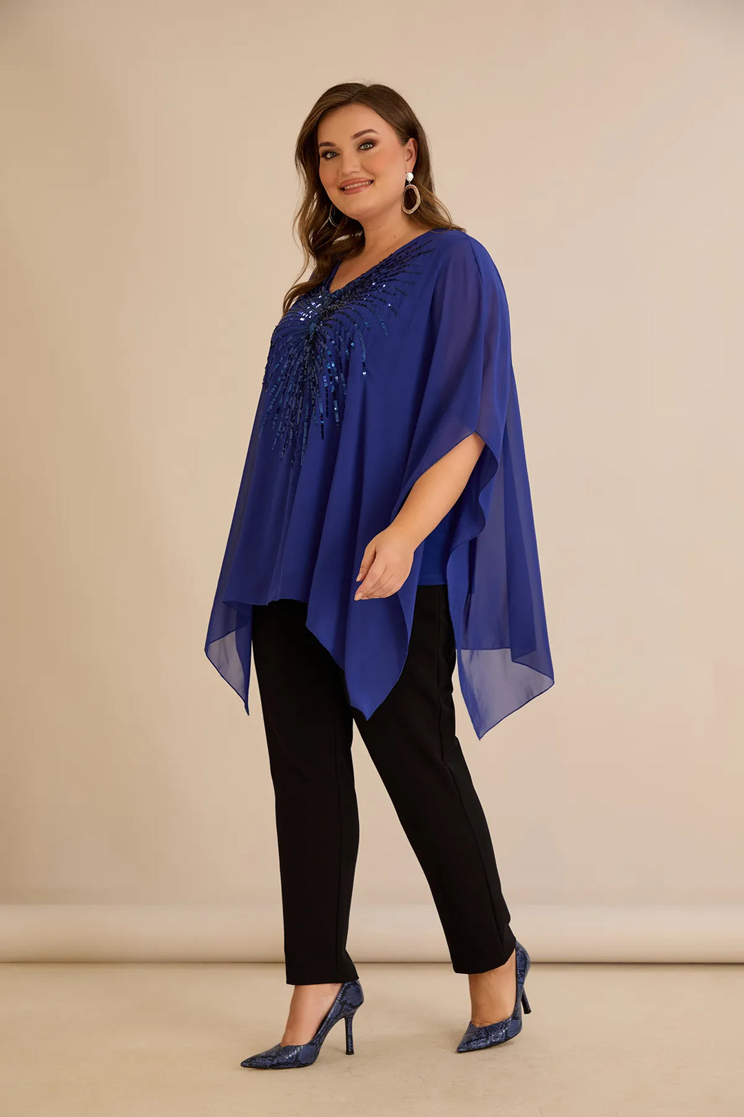 Svečana tunika s naglaskom od šljokica u ležernom kroju u plavoj boji