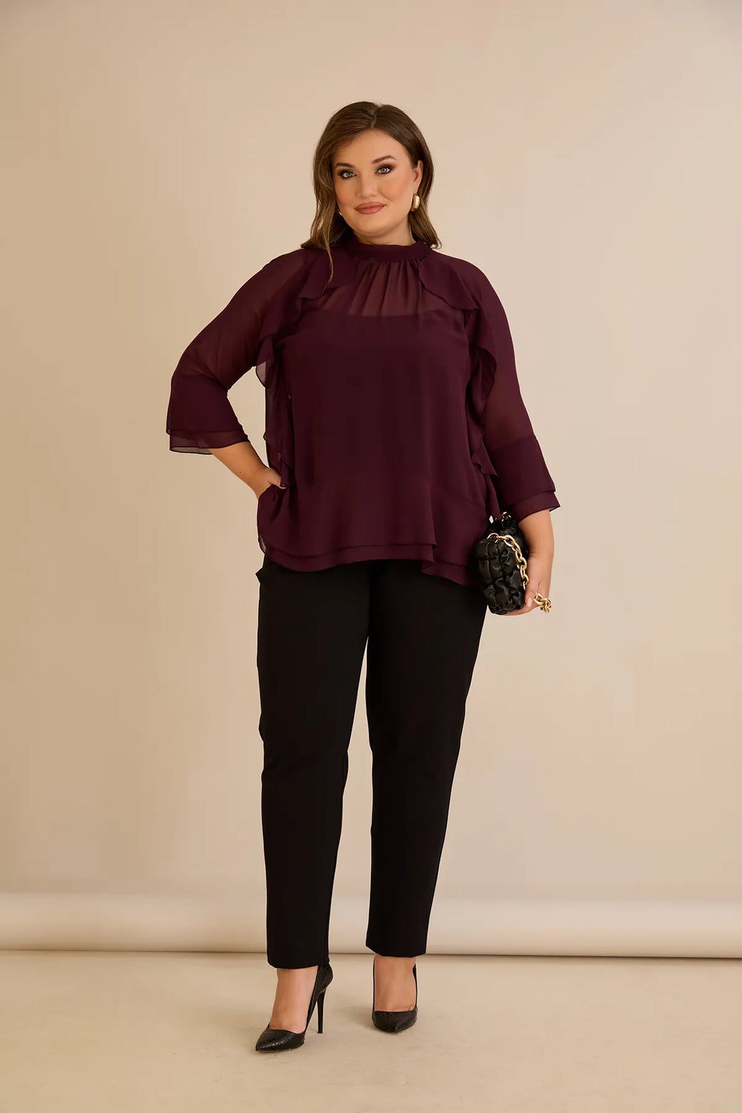 Elegantna šifonska bluza s volanima u bordo boji