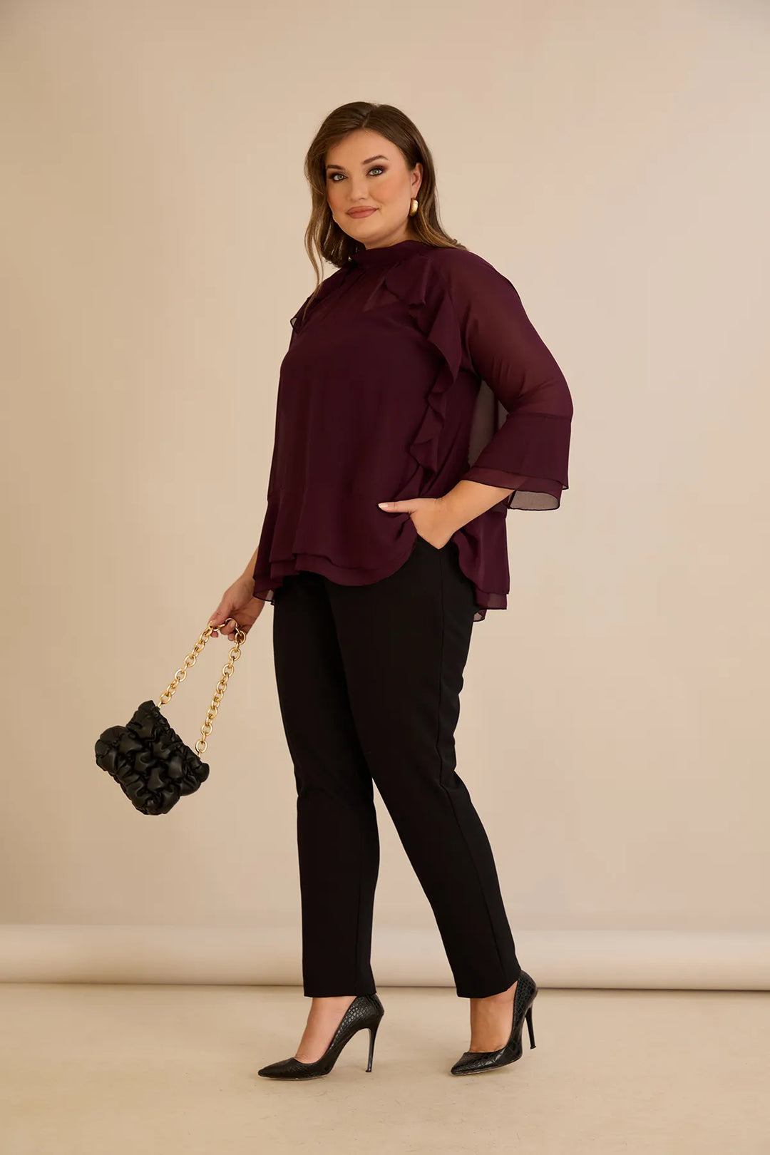 Elegantna šifonska bluza s volanima u bordo boji