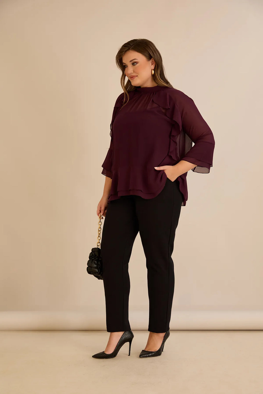 Elegantna šifonska bluza s volanima u bordo boji