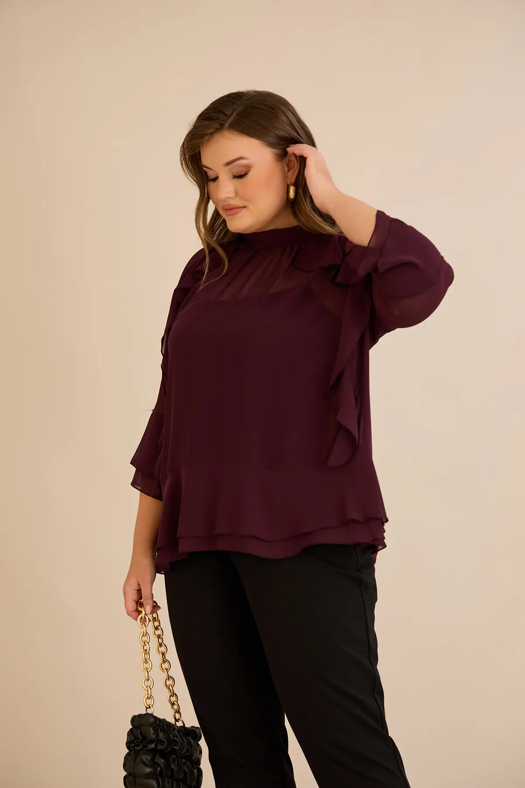 Elegantna šifonska bluza s volanima u bordo boji