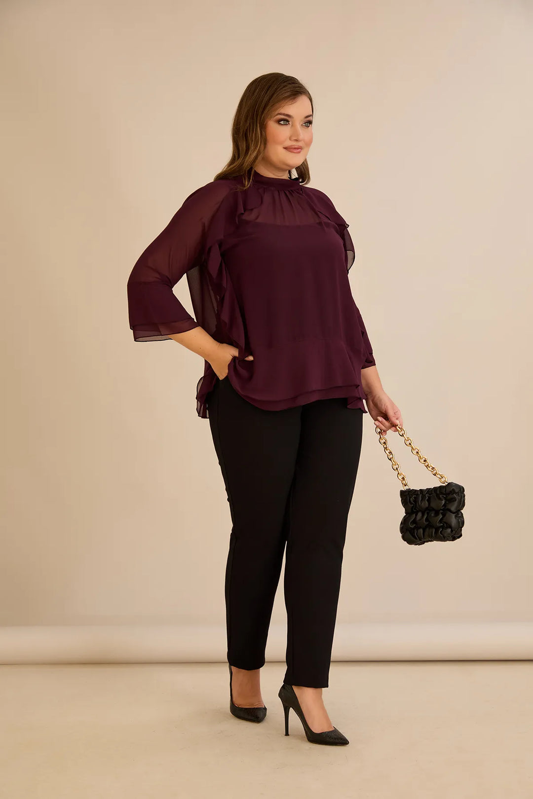 Elegantna šifonska bluza s volanima u bordo boji