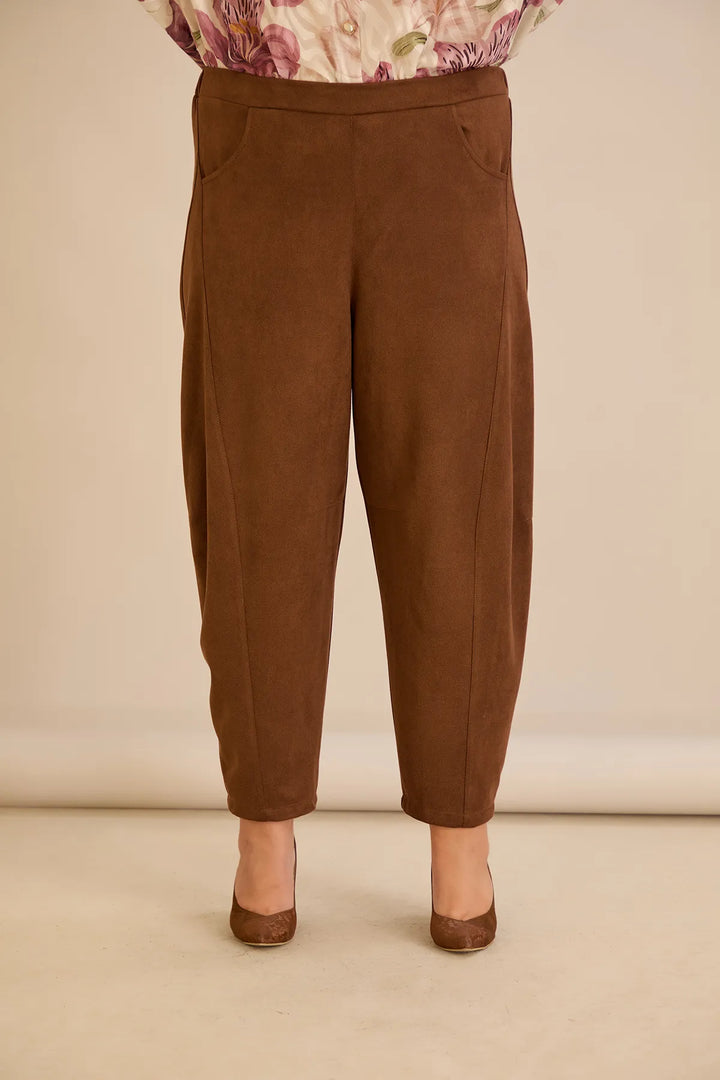 Elastične hlače s modernim barrel krojem u smeđoj boji