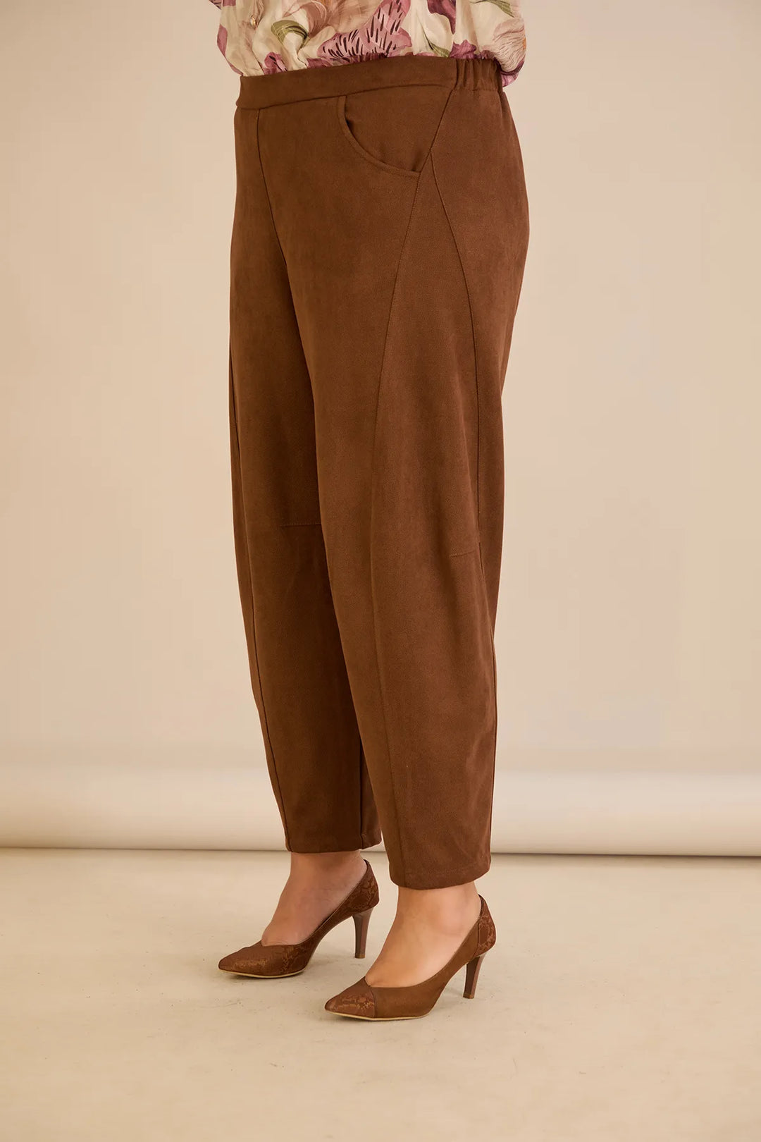 Elastične hlače s modernim barrel krojem u smeđoj boji