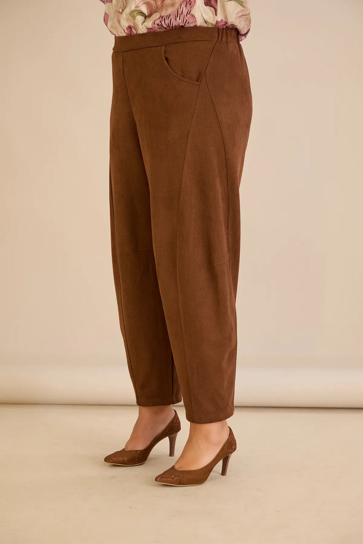 Elastične hlače s modernim barrel krojem u smeđoj boji