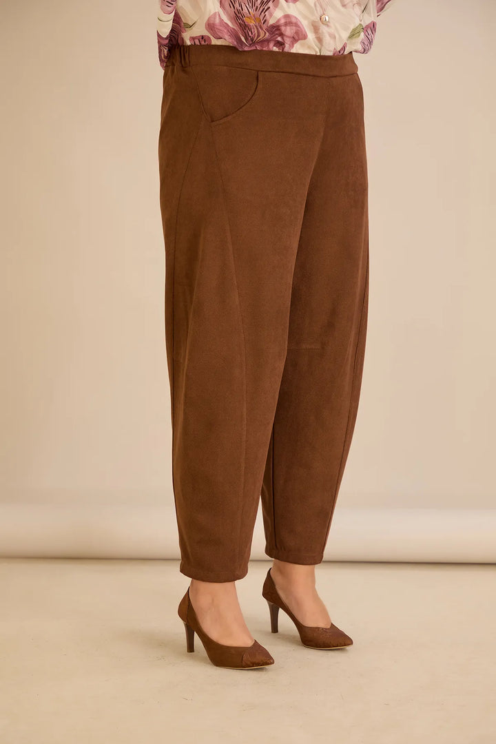 Elastične hlače s modernim barrel krojem u smeđoj boji
