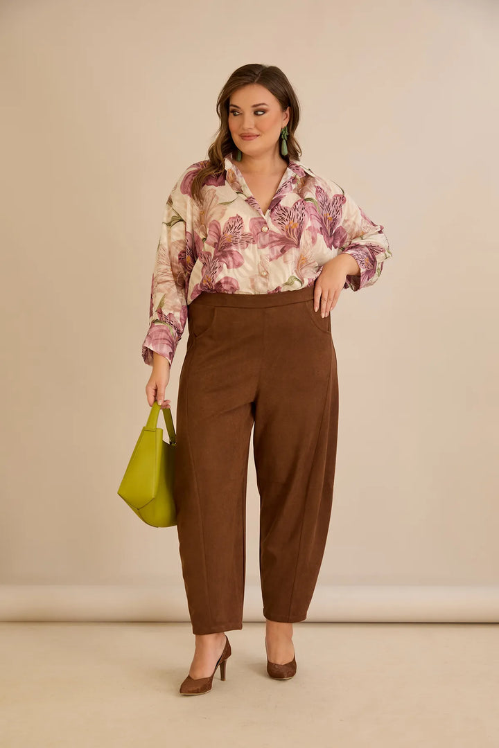 Elastične hlače s modernim barrel krojem u smeđoj boji