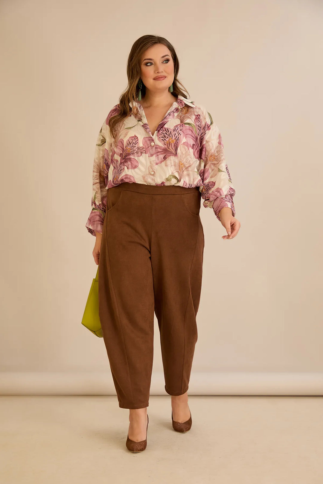 Elastične hlače s modernim barrel krojem u smeđoj boji