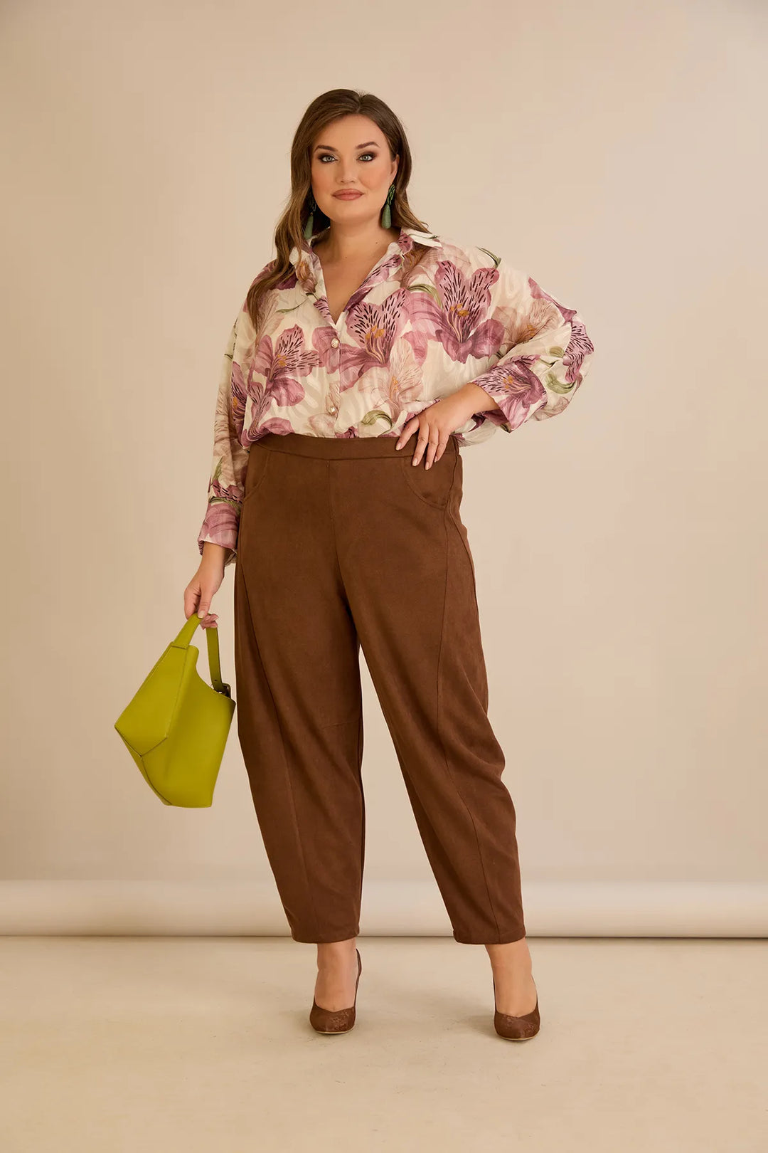 Elastične hlače s modernim barrel krojem u smeđoj boji