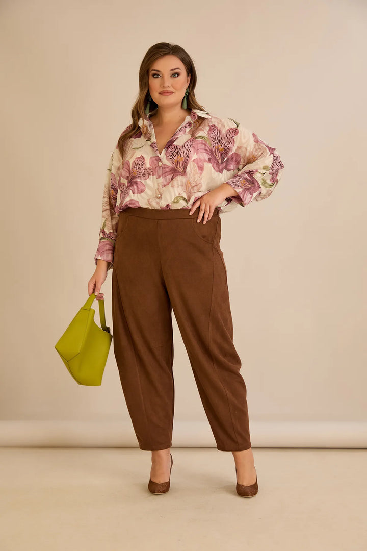 Elastične hlače s modernim barrel krojem u smeđoj boji