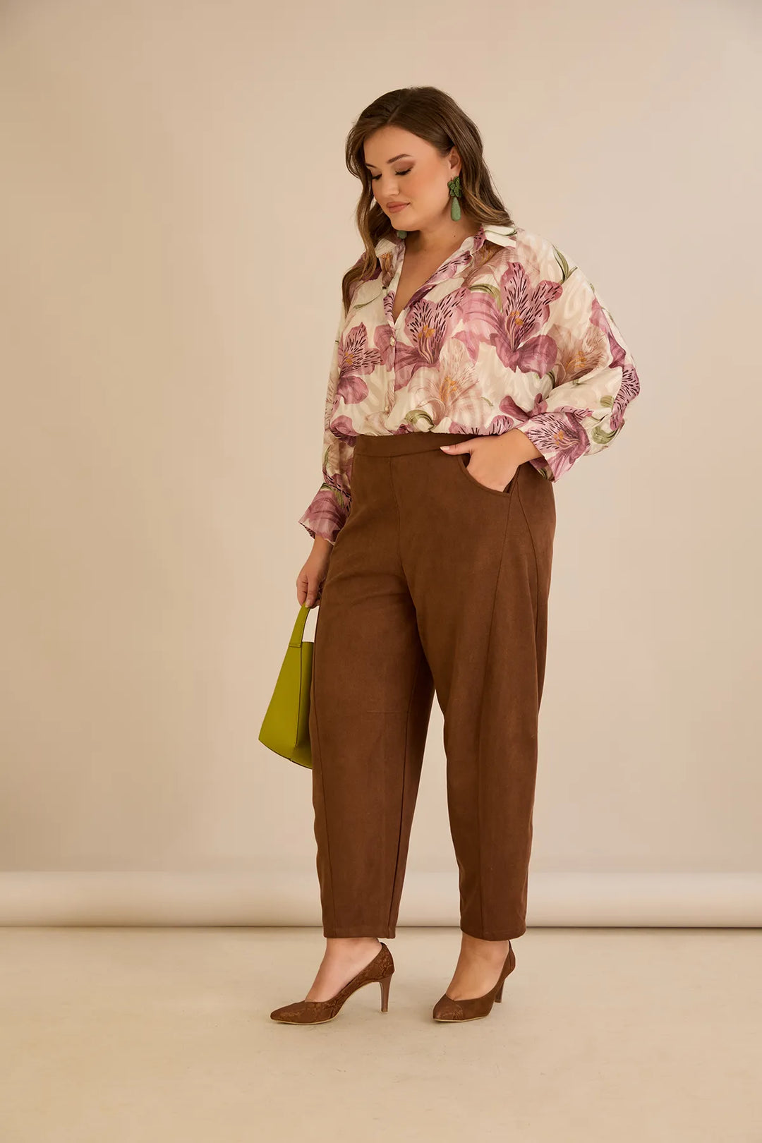 Elastične hlače s modernim barrel krojem u smeđoj boji