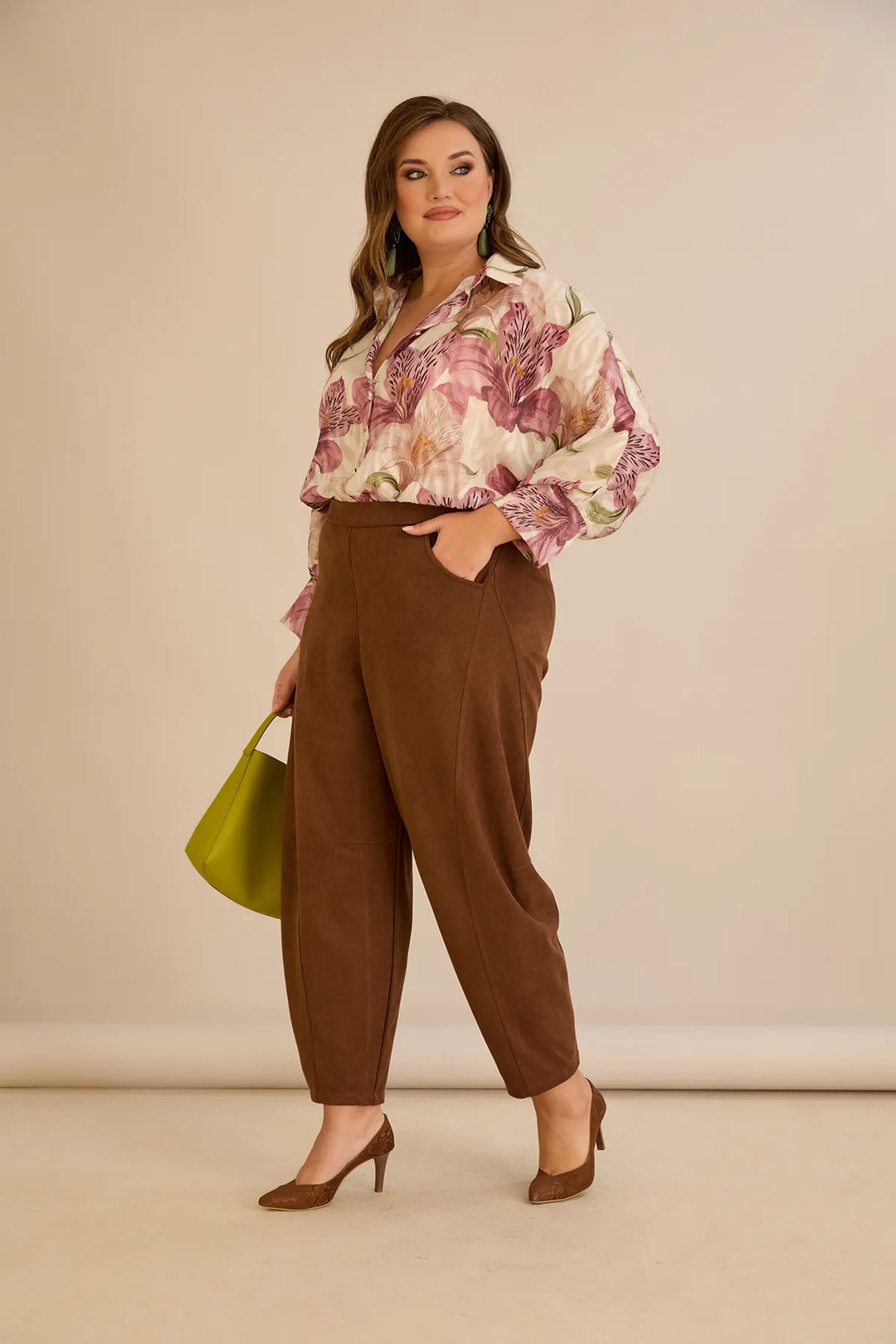 Elastične hlače s modernim barrel krojem u smeđoj boji