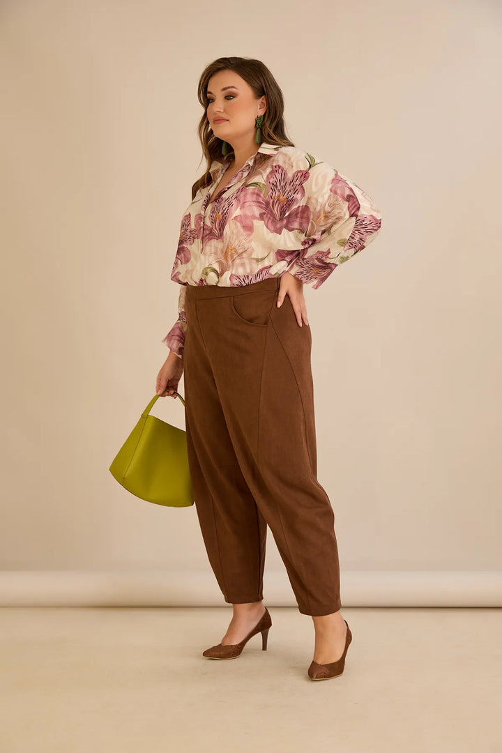 Elastične hlače s modernim barrel krojem u smeđoj boji