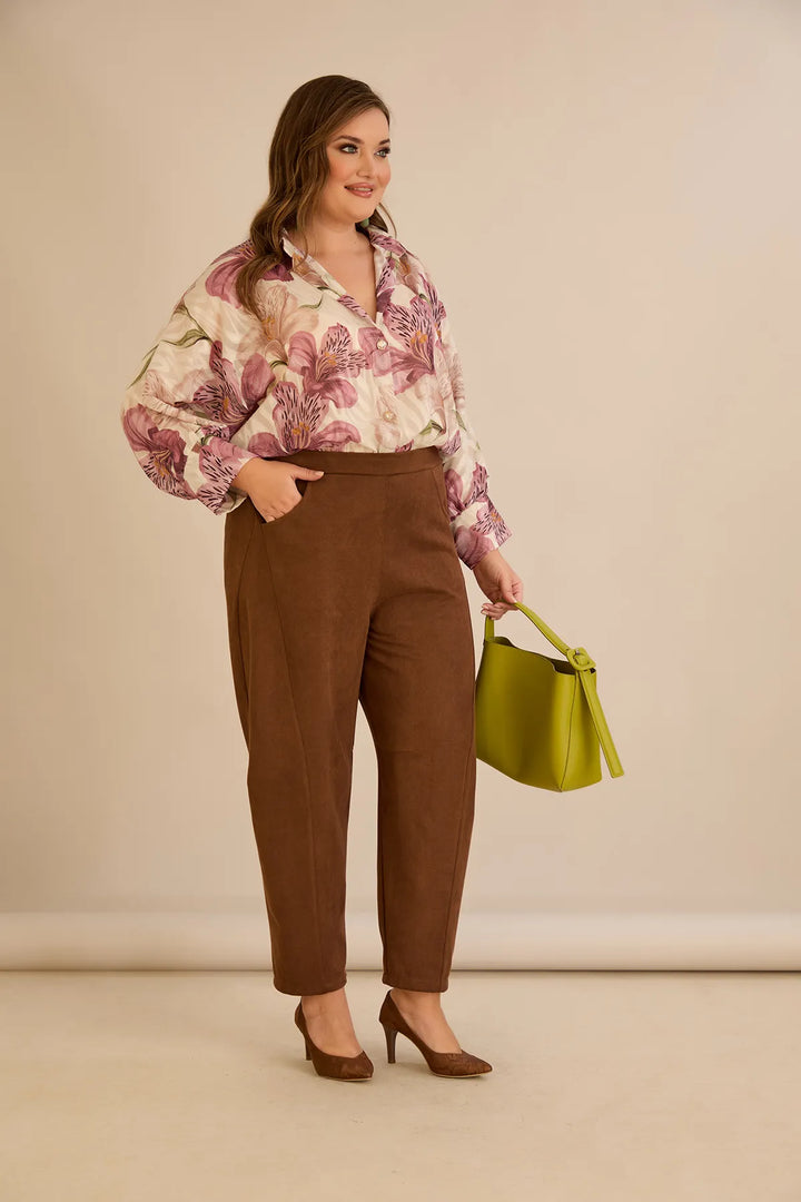 Elegantna košulja s cvjetnim printom u puder boji