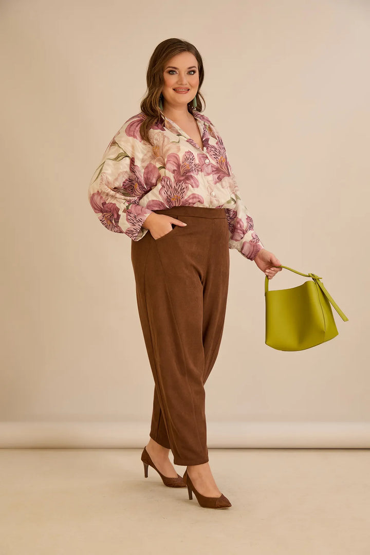 Elastične hlače s modernim barrel krojem u smeđoj boji