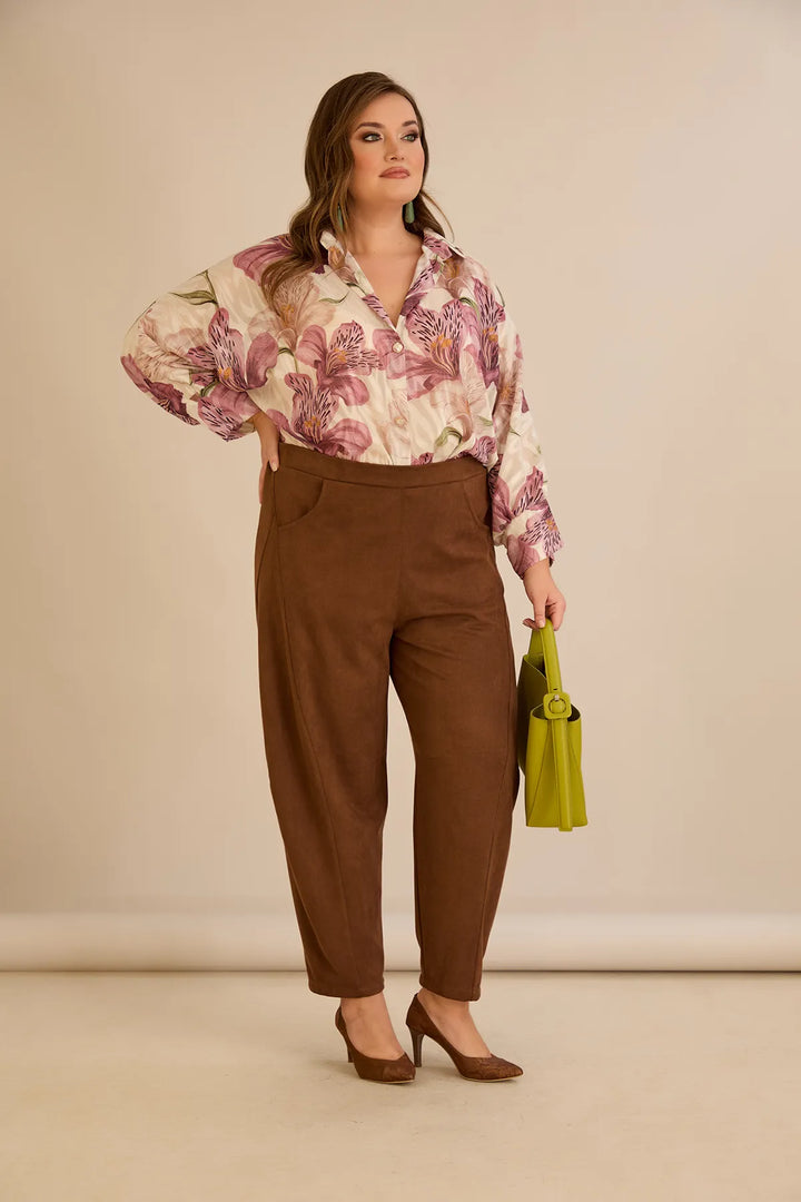 Elastične hlače s modernim barrel krojem u smeđoj boji