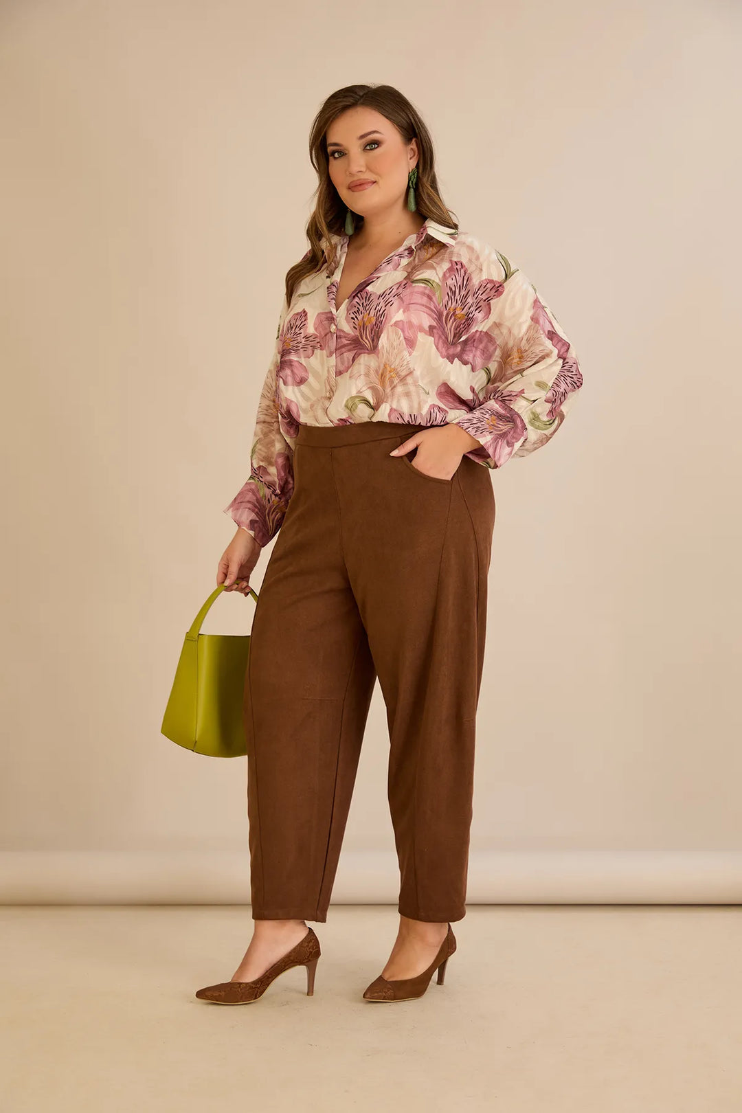 Elastične hlače s modernim barrel krojem u smeđoj boji