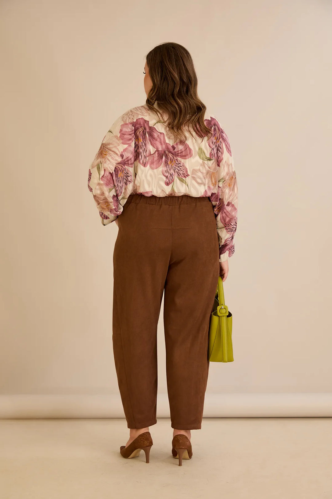 Elastične hlače s modernim barrel krojem u smeđoj boji