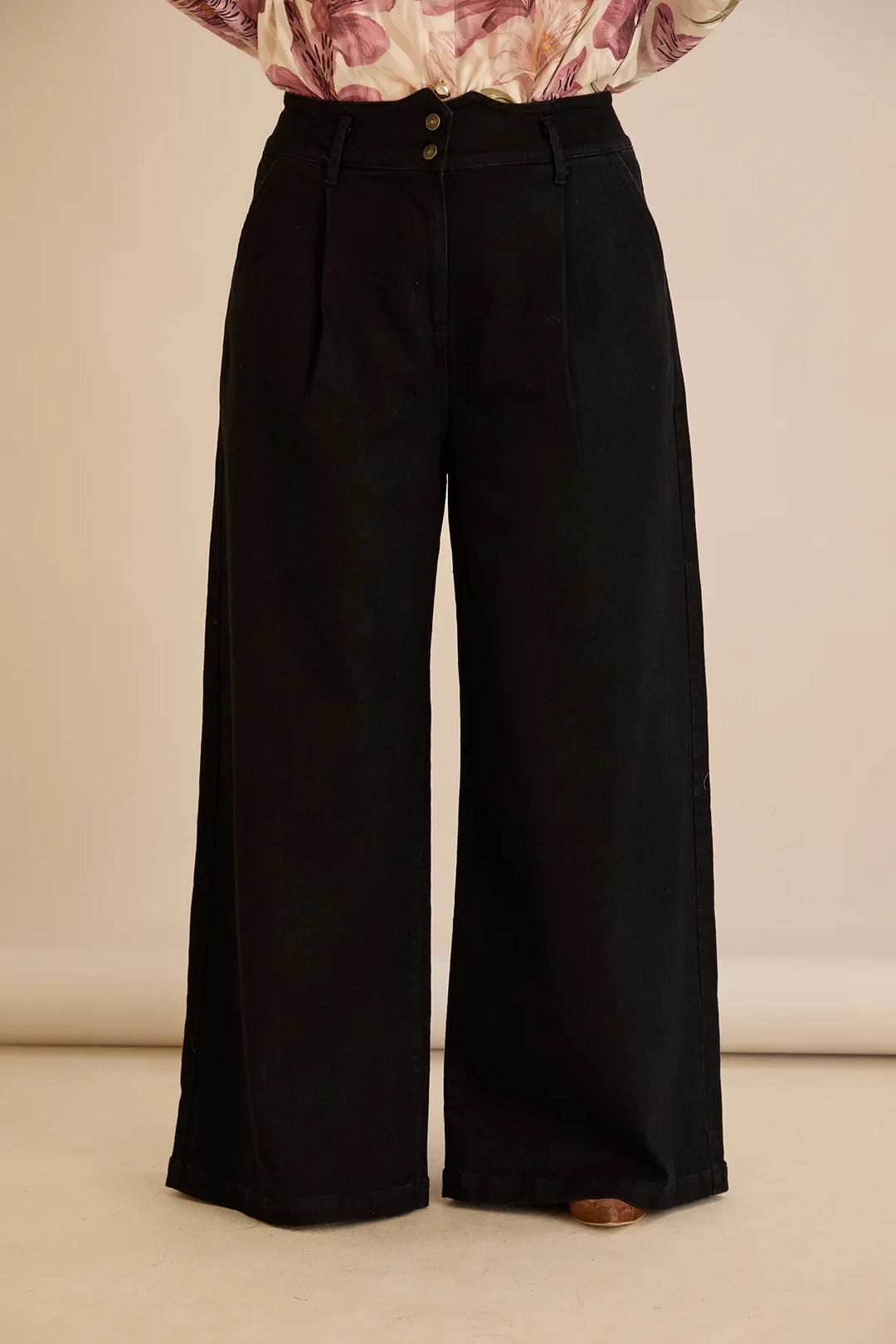 Elastične moderne traperice s širokim nogavicama u crnoj boji