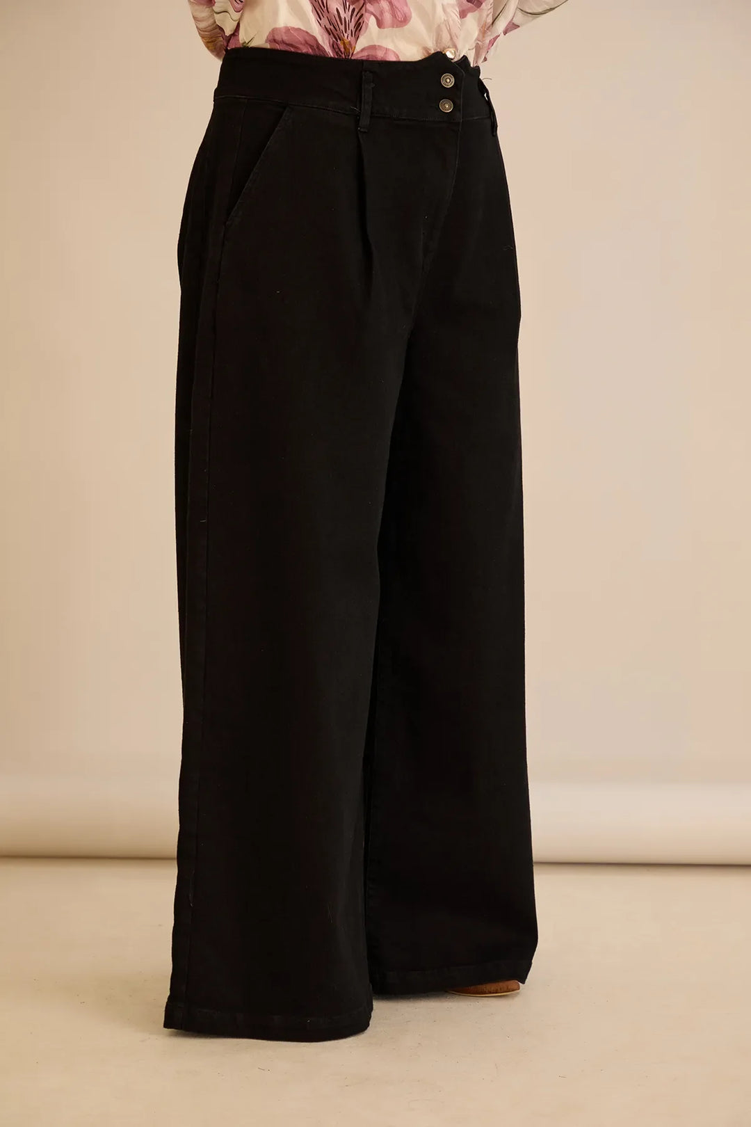 Elastične moderne traperice s širokim nogavicama u crnoj boji