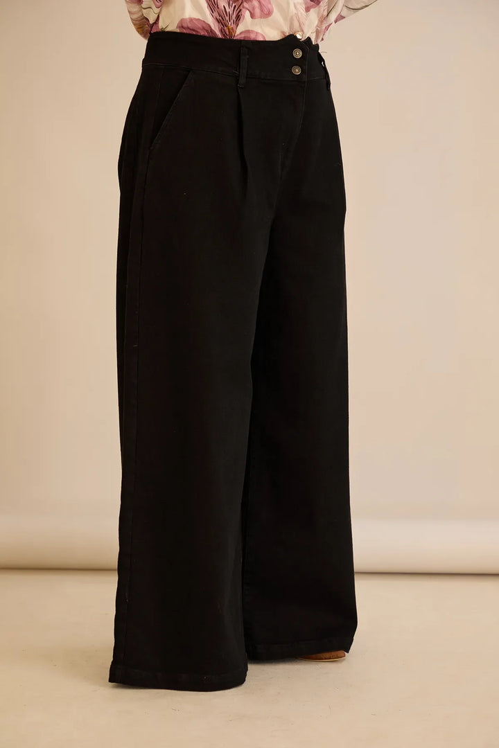 Elastične moderne traperice s širokim nogavicama u crnoj boji