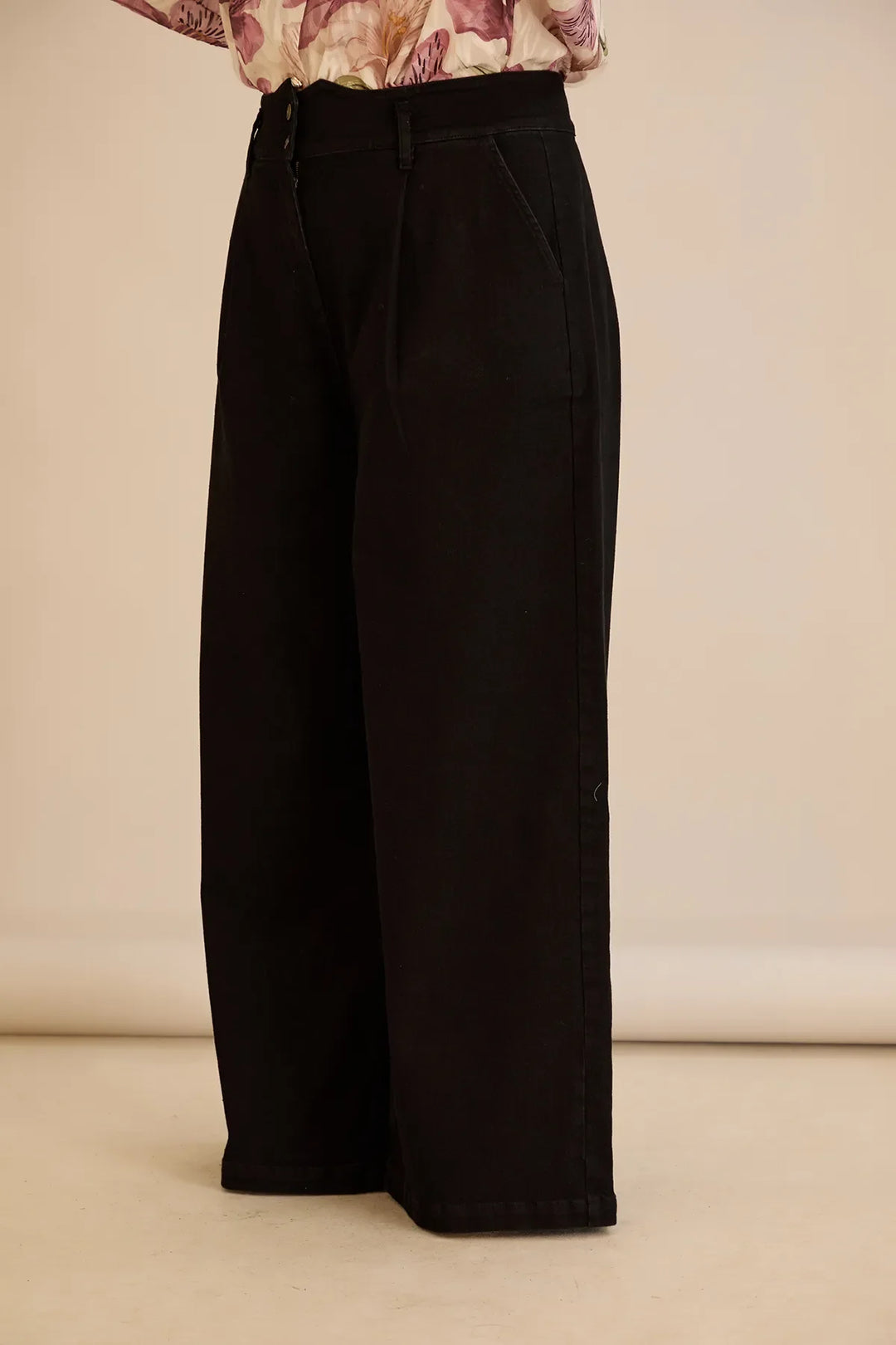 Elastične moderne traperice s širokim nogavicama u crnoj boji