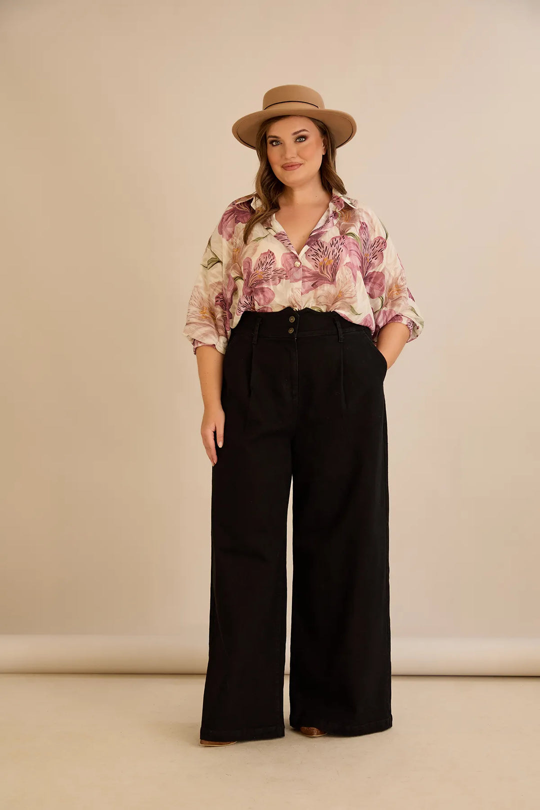 Elastične moderne traperice s širokim nogavicama u crnoj boji