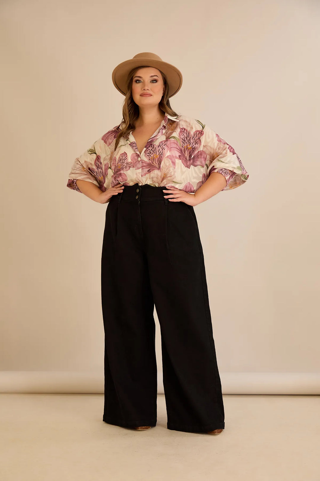 Elastične moderne traperice s širokim nogavicama u crnoj boji