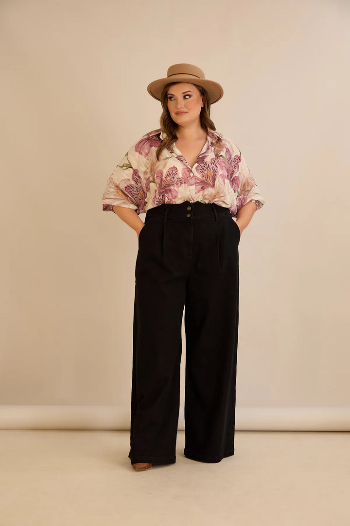 Elastične moderne traperice s širokim nogavicama u crnoj boji