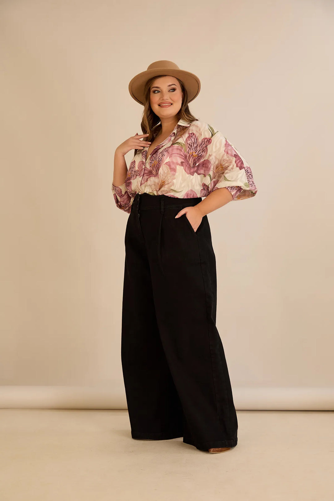 Elastične moderne traperice s širokim nogavicama u crnoj boji