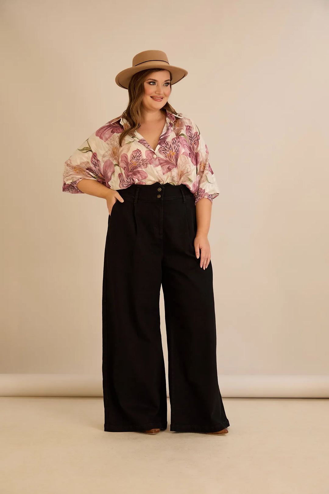 Elastične moderne traperice s širokim nogavicama u crnoj boji