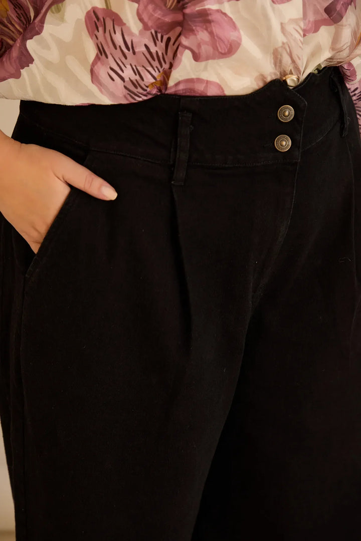 Elastične moderne traperice s širokim nogavicama u crnoj boji