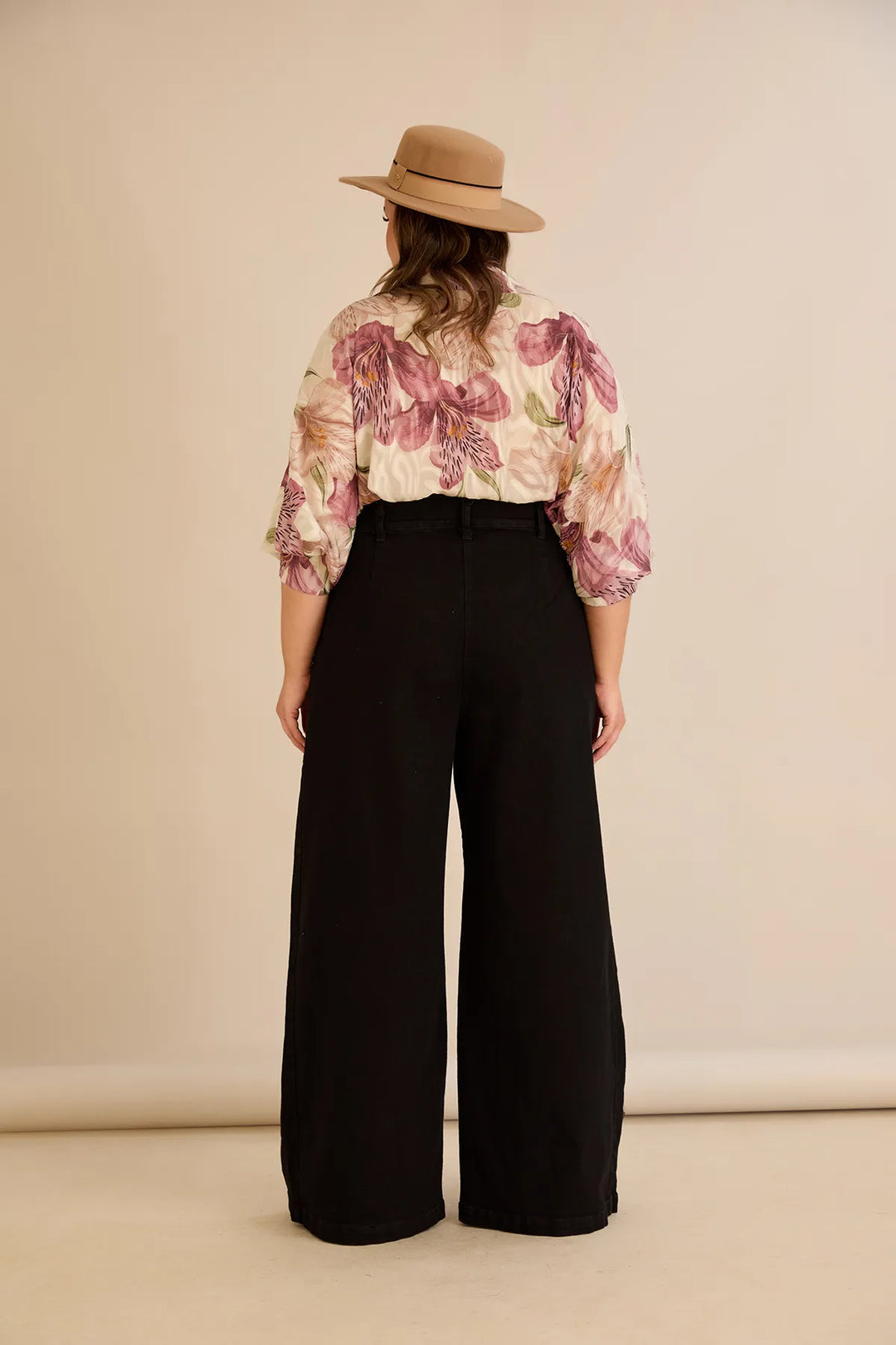 Elastične moderne traperice s širokim nogavicama u crnoj boji