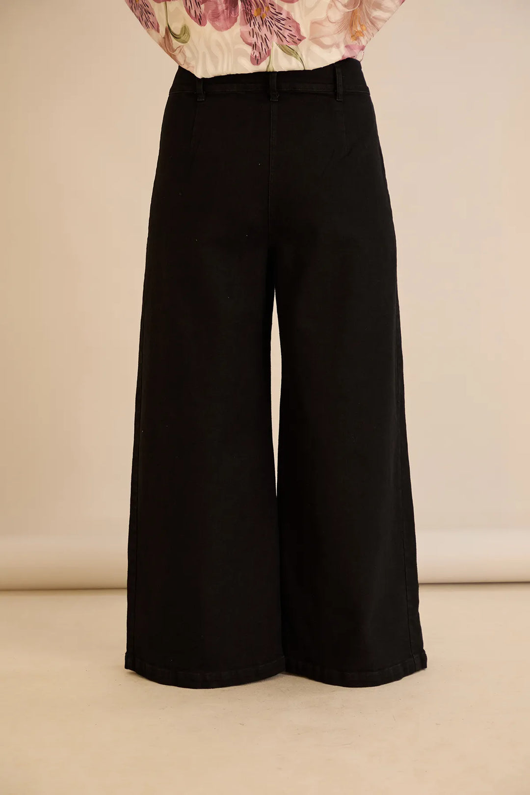 Elastične moderne traperice s širokim nogavicama u crnoj boji