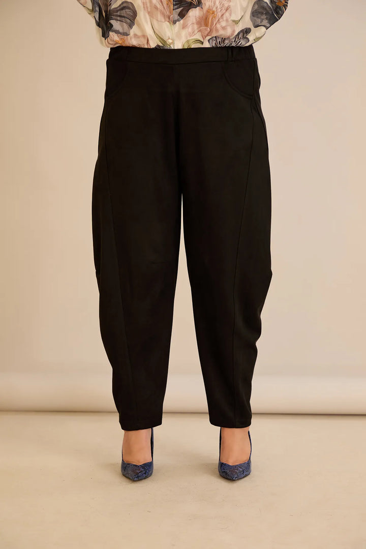 Elastične hlače s modernim barrel krojem u crnoj boji