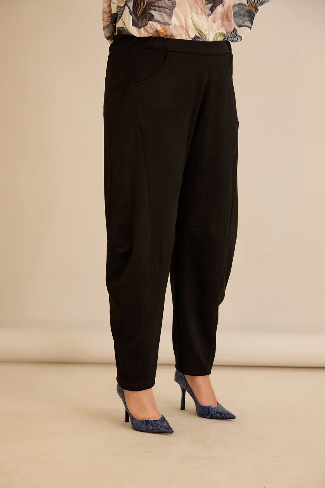 Elastične hlače s modernim barrel krojem u crnoj boji