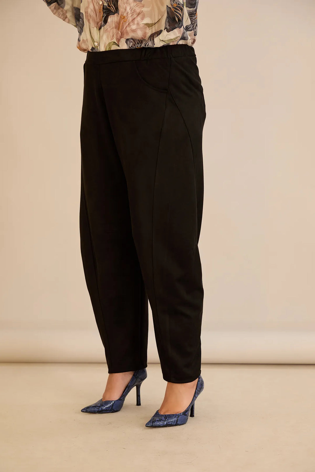 Elastične hlače s modernim barrel krojem u crnoj boji