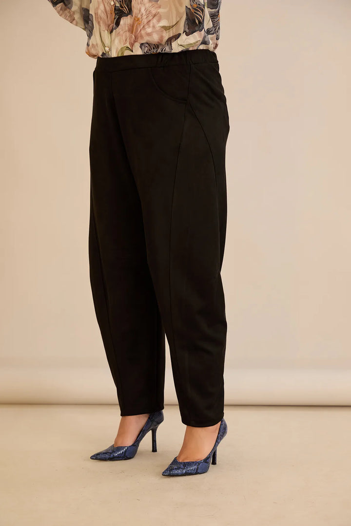 Elastične hlače s modernim barrel krojem u crnoj boji