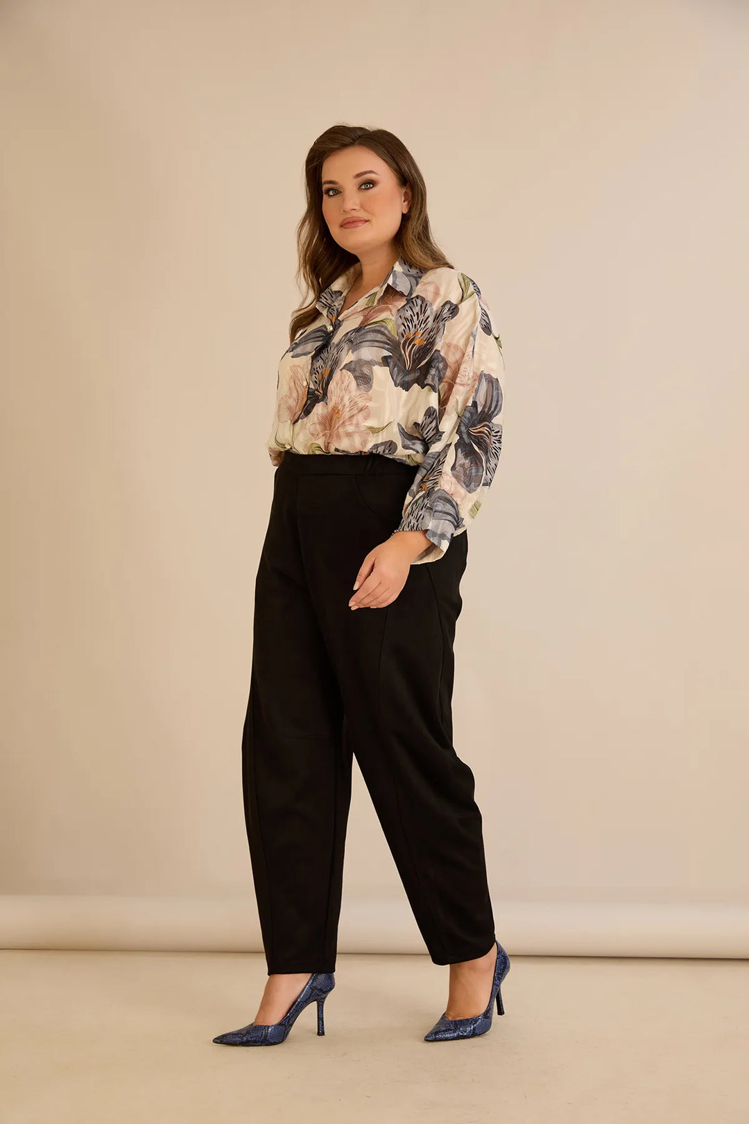 Elastične hlače s modernim barrel krojem u crnoj boji